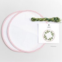 Borduurpakket placemat rond dennentakken