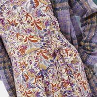 Viscose Tricot Purple Rights Laat je inspireren door de Purple Rights-trend met deze prachtige viscose tricot, waarin vloeiende