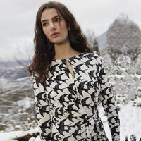 Viscose Tricot Flying Dreams B&amp;W &ndash; Zwart-witte tricot met zwaluwenprint | Soepele stof voor jurken &amp; tops