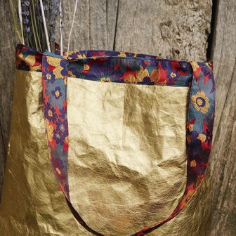 Brokaatstof Red &amp; Green &ndash; Luxe brokaat met bloemenmotief