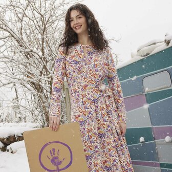 Viscose Tricot Purple Rights Laat je inspireren door de Purple Rights-trend met deze prachtige viscose tricot, waarin vloeiende