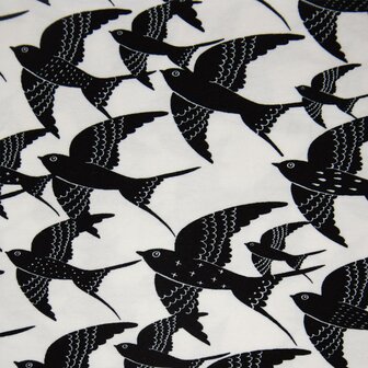 Viscose Tricot Flying Dreams B&amp;W &ndash; Zwart-witte tricot met zwaluwenprint | Soepele stof voor jurken &amp; tops