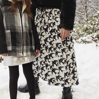 Viscose Tricot Flying Dreams B&amp;W &ndash; Zwart-witte tricot met zwaluwenprint | Soepele stof voor jurken &amp; tops