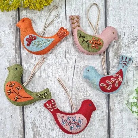Borduurpakket &ndash; Folk Geborduurde Vogels van Corinne Lapierre