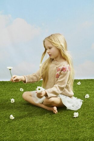 Novita Hilppa-trui – kinderpatroon met bloemenborduursels