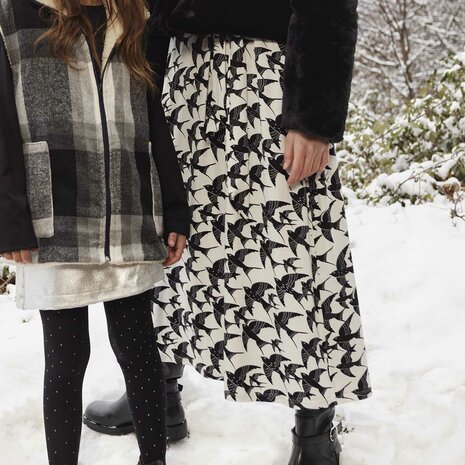 Viscose Tricot Flying Dreams B&W – Zwart-witte tricot met zwaluwenprint | Soepele stof voor jurken & tops