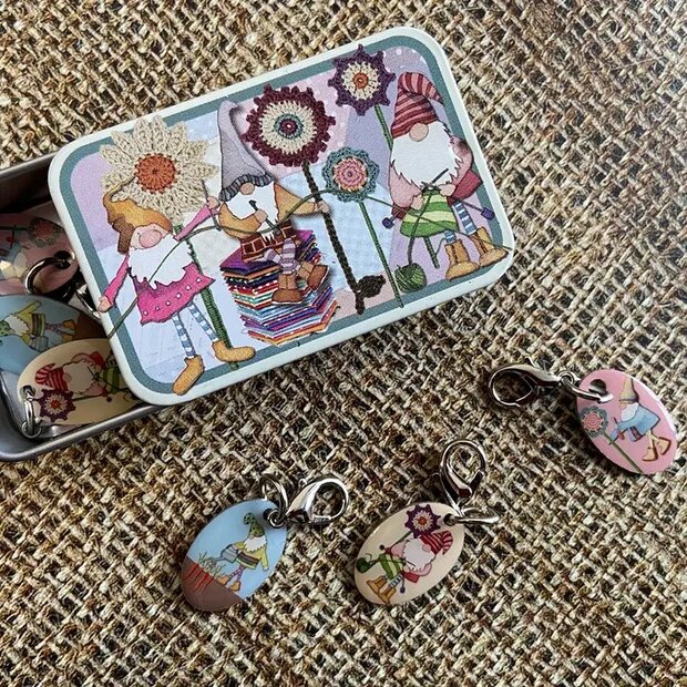 Knutselen van gehaakte steekmarkeerders van kabouters in een zakblik