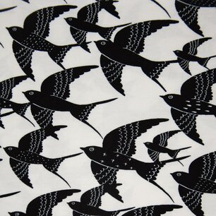 Viscose Tricot Flying Dreams B&W – Zwart-witte tricot met zwaluwenprint | Soepele stof voor jurken & tops